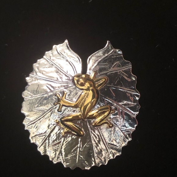 The Silver Collection - Frog on Lily pad pendent - Picture 7 of 7